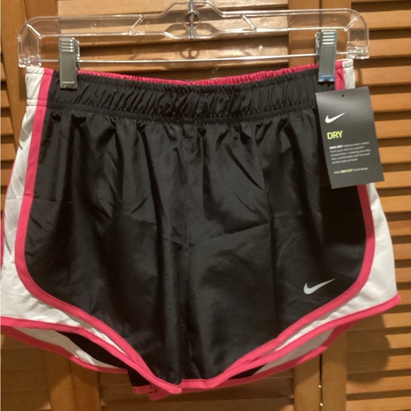 Nike Pants - 36. NWT WOMENS S NIKE DRY SHORTS